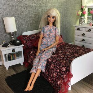 Barbie Wood Double Bed w/ Bedspread, Pillows & Throw Pillows, Blanket 1:6 Scale
